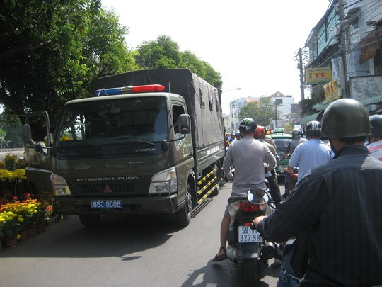 Xe tuần tra giao thông dừng xe mua hoa gây ách tắc giao thông