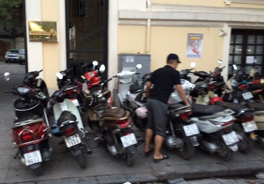 Giá trông xe “cắt cổ”, đền Ngọc Sơn vẫn “chật như nêm” ảnh 14