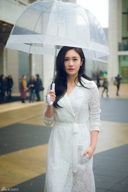 Người đẹp 'Lộc Đỉnh Ký' khoe sắc giữa trời tuyết lất phất ảnh 2