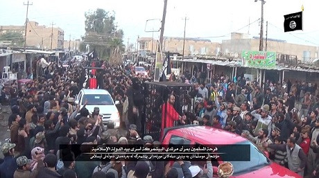  Các chiến binh thuộc lực lượng Peshmerga người Kurd bị nhốt trong lồng đưa đi diễu phố. (Ảnh: Daily Mail)