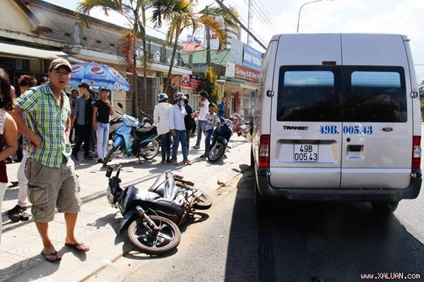 Gần 14h ngày mùng 2 Tết, tại ngã 4 Quốc lộ 20 và đường Huỳnh Thúc Kháng, thành phố Bảo Lộc (Lâm Đồng), xe khách 16 chỗ chạy tuyến Bảo Lộc - Sài Gòn đã tông liên tiếp 4 xe máy.