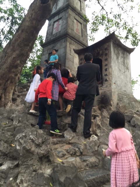 Giá trông xe “cắt cổ”, đền Ngọc Sơn vẫn “chật như nêm” ảnh 11