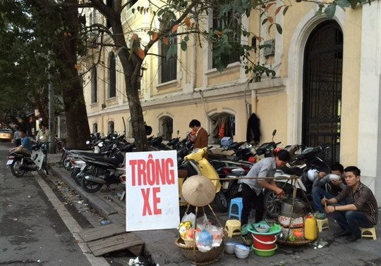 Giá trông xe “cắt cổ”, đền Ngọc Sơn vẫn “chật như nêm” ảnh 15