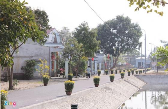 Chỉ trong thời gian chưa đầy 1 tuần, con đường rộng hơn 4m, dài hơn 300m đã được phát quang, dọn dẹp thông thoáng và trải thảm nhựa. ’’Là người dân Đà Nẵng, chịu ơn ông Thanh nên mấy ngày nay, nhân dân sống 2 bên đường đều tự nguyện ra đây cùng đơn vị thi công làm đường. Người thì dùng cuốc, dùng xẻng san phẳng đất; nhà nào có tường rào vướng vào tuyến đường thì tự nguyện đập bỏ... sao cho con đường đưa ông Thanh về đây được đẹp nhất, quang đãng nhất’’, ông Nguyễn Văn Tình (xã Hòa Tiến, huyện Hòa Vang) cho biết.