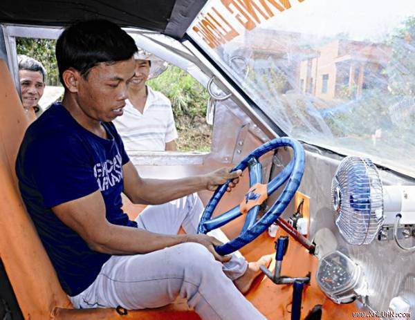 Anh Tuấn vận hành thử nghiệm xe năng lượng.