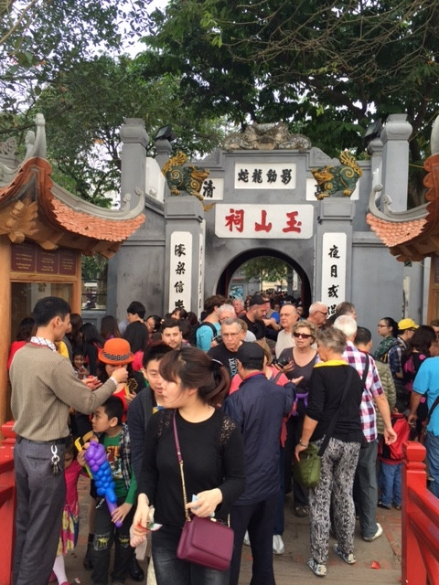 Giá trông xe “cắt cổ”, đền Ngọc Sơn vẫn “chật như nêm” ảnh 5