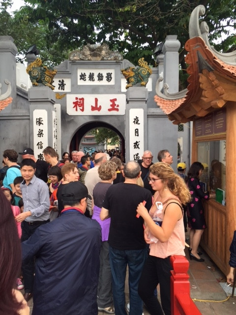  Đền Ngọc Sơn chật như nêm trong chiều mùng ngày 21-1 (mùng 4 tết). Không chỉ người Việt mà cả rất đông khách nước ngoài cũng đến tham quan di tích đặc biệt này