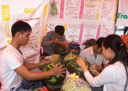 Ngỡ ngàng thư pháp trên... dưa của bạn trẻ Cần Thơ ảnh 3