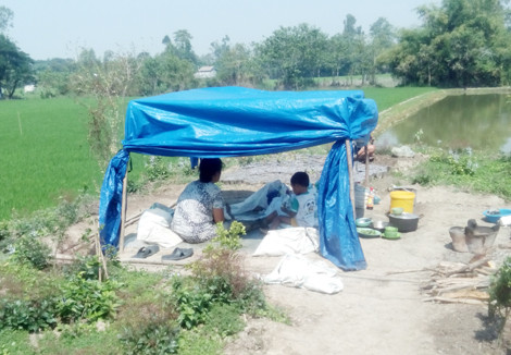 Lều bạt, nơi ở của hai vợ chồng và 3 đứa con.