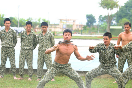 Xem đặc công phi thân qua lửa, đâm giáo vào họng ảnh 3