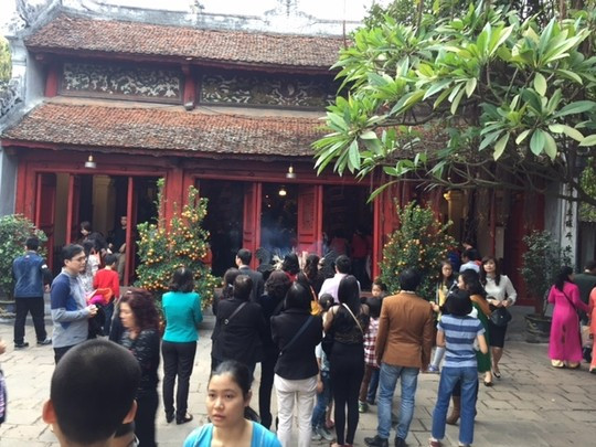 Giá trông xe “cắt cổ”, đền Ngọc Sơn vẫn “chật như nêm” ảnh 6