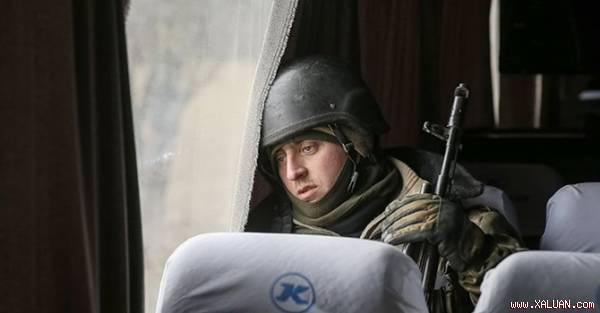 Một người lính Ukraine đang mệt mỏi canh gác vị trí của mình. Ảnh REUTERS/Gleb Garanich