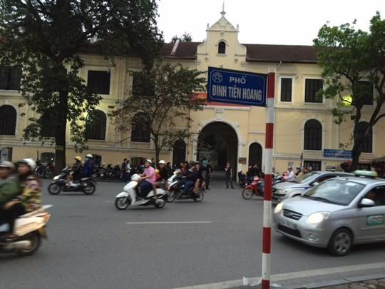 Giá trông xe “cắt cổ”, đền Ngọc Sơn vẫn “chật như nêm” ảnh 13