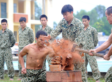 Xem đặc công phi thân qua lửa, đâm giáo vào họng ảnh 4