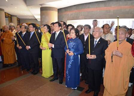 Chủ tịch nước Trương Tấn Sang kính cẩn dâng hương lên Quốc Tổ 18 đời Vua Hùng