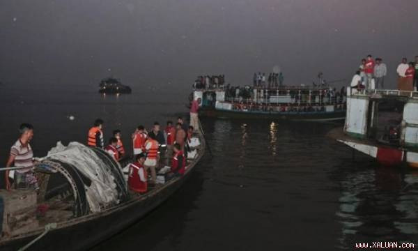  Hoạt động tìm kiếm diễn ra suốt đêm. Ảnh: AP