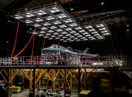 Người ta cũng kiểm tra tác động của bức xạ mặt trời tới một chiếc F-35 nhằm đánh giá ảnh hưởng của chúng tới vật liệu tàng hình bao phủ máy bay.