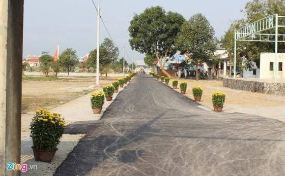 Mấy ngày nay, con đường dẫn vào nơi an nghỉ của ông Nguyễn Bá Thanh, nối từ tỉnh lộ 605 và khu đất được chọn trở luôn đông đúc người bởi người dân địa phương cùng đơn vị thi công dồn sức để sớm hoàn thành con đường.