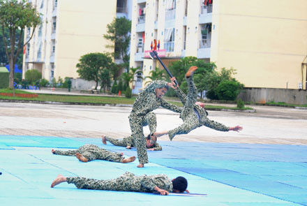 Xem đặc công phi thân qua lửa, đâm giáo vào họng ảnh 2