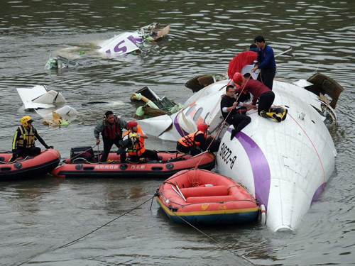 Phần thân sau của máy bay vỡ nát trở thành lối thoát cho nhiều nạn nhân. Những người mắc kẹt trong phần thân trước không còn ai sống sót.