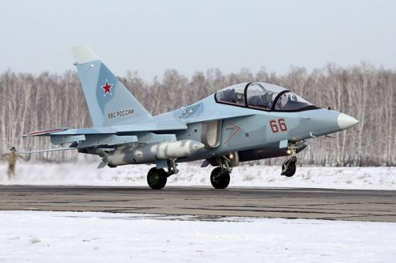 Phi cơ này có 9 điểm treo dưới cánh có thể mang theo tải trọng vũ khí tới 3 tấn. Yak-130 có thể sử dụng các loại vũ khí có hoặc không có điều khiển.