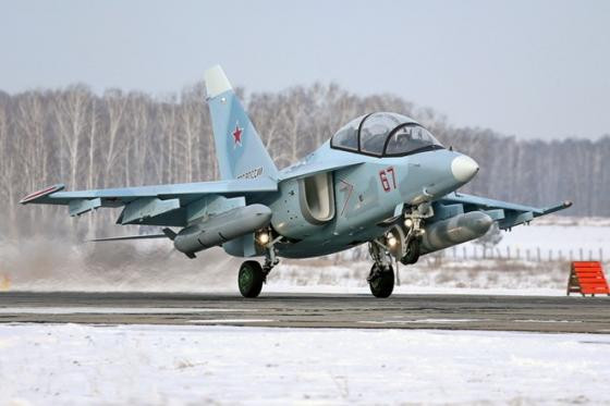 Yak-130 sử dụng 2 động cơ phản lực AI-222-25 cung cấp lực đẩy 24,52 kN/chiếc, tốc độ tối đa đạt 1.050 km/h, tốc độ hành trình 887 km/h, phạm vi hoạt động 2.546 km.