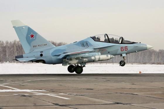 Trong các nhiệm vụ tấn công hạng nhẹ, Yak-130 sẽ sử dụng hệ thống nhắm mục tiêu trên mũ bay hoặc hệ thống tham chiếu quán tính để dẫn đường cho vũ khí.