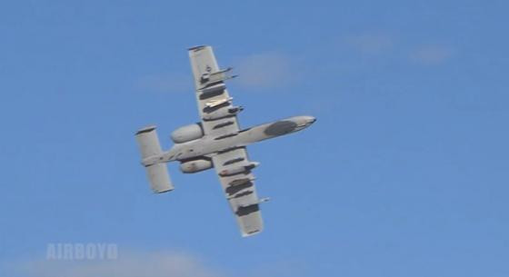 Để giảm thiệt hại cho hệ thống nhiên liệu của A-10, tất cả 4 thùng nhiên liệu được đặt gần trung tâm của máy bay và nằm cách biệt phần thân.