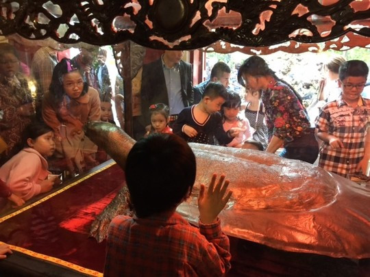 Giá trông xe “cắt cổ”, đền Ngọc Sơn vẫn “chật như nêm” ảnh 10