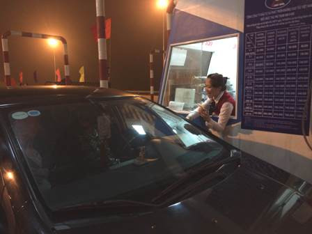 Lái xe bất ngờ vì được lì xì trên cao tốc dài nhất Việt Nam ảnh 2