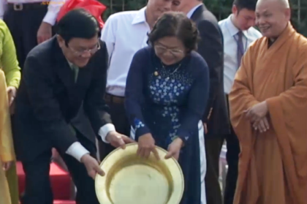 Nghi lễ thả cá truyền thống được thực hiện ngay tại kênh Tàu Hũ.