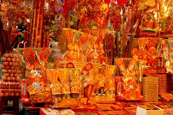 Bộ đồ Táo quân được bày bán dọc hai bên đường.