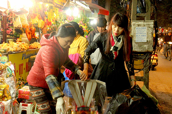 Nhộn nhịp thị trường vàng mã sát Tết ông Công ông Táo ảnh 8