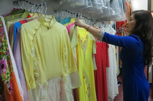 Nở rộ dịch vụ thuê áo dài ngày Tết ảnh 1