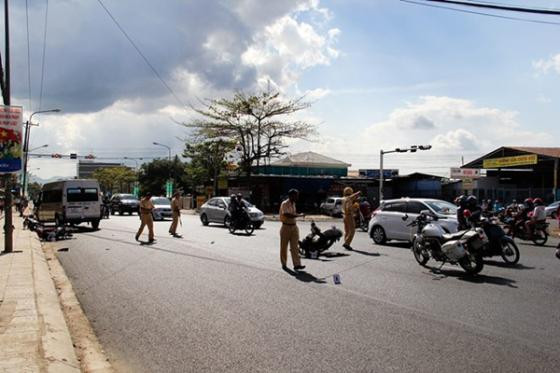 Xe khách 16 chỗ tông 4 xe máy liên hoàn ngày Tết ảnh 7