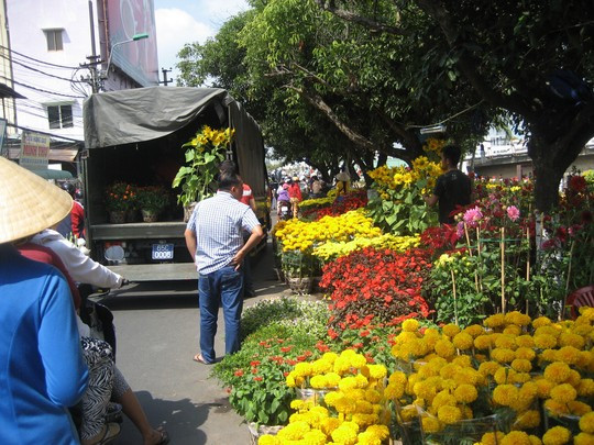 &nbsp;Những thanh niên mặc thường phục vẫn thản nhiên trước tiếng la ó của người dân