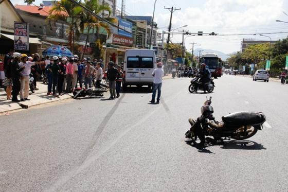 Xe khách 16 chỗ tông 4 xe máy liên hoàn ngày Tết ảnh 2