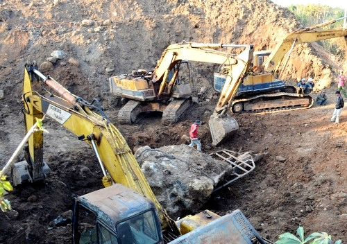 Người dân thuê máy đào, máy múc để khai thác khối đá quý nặng gần 30 tấn