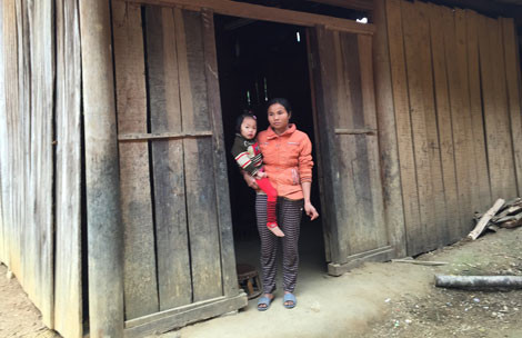 Chị Pay Thị Yều vẫn hàng ngày mong mỏi các nhà hảo tâm dang vòng tay nhân ái cứu lấy con chị. Chị Pay Thị Yều vẫn hàng ngày mong mỏi các nhà hảo tâm dang vòng tay nhân ái cứu lấy con chị.