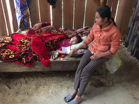 Chị Pay Thị Yều trào nước mắt bất lực , nhìn con quặn quại trong đau đớn. Chị Pay Thị Yều trào nước mắt bất lực , nhìn con quặn quại trong đau đớn.