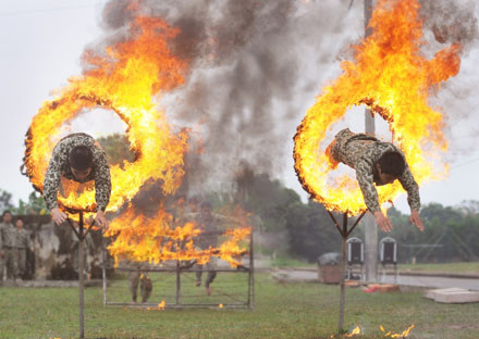 Xem đặc công phi thân qua lửa, đâm giáo vào họng ảnh 1