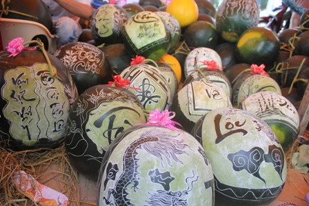 Ngỡ ngàng thư pháp trên... dưa của bạn trẻ Cần Thơ ảnh 9