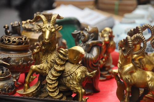 Tại phiên chợ, mặt hàng linh vật dê của năm 2015 được bày bán khá nhiều