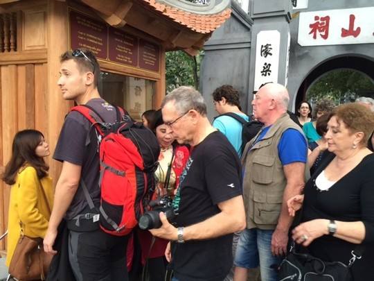 Giá trông xe “cắt cổ”, đền Ngọc Sơn vẫn “chật như nêm” ảnh 2