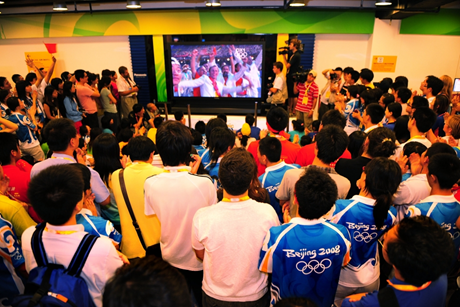 Người dân Trung Quốc đang theo dõi một sự kiện thể thao trên TV.