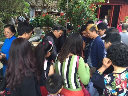 Giá trông xe “cắt cổ”, đền Ngọc Sơn vẫn “chật như nêm” ảnh 8