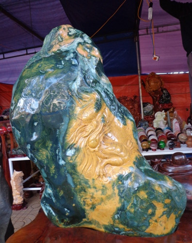 Người dân thuê máy đào, máy múc để khai thác khối đá quý nặng gần 30 tấn