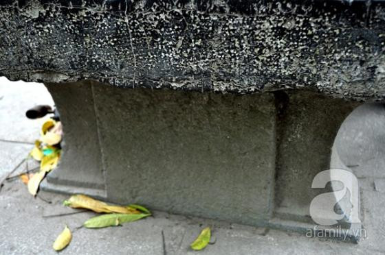 Ghế đá trăm tuổi tại Hồ Gươm bị xe tông vỡ nát ảnh 4