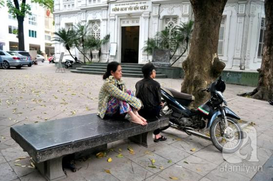 Ghế đá trăm tuổi tại Hồ Gươm bị xe tông vỡ nát ảnh 6