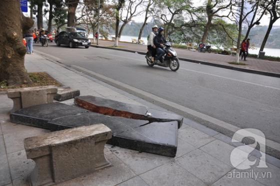 Ghế đá trăm tuổi tại Hồ Gươm bị xe tông vỡ nát ảnh 9